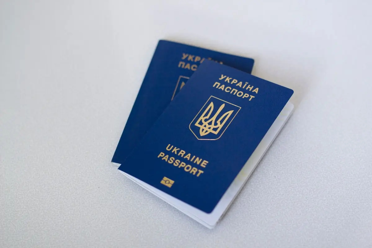 Два біометричні паспорти громадянина України на світлому столі